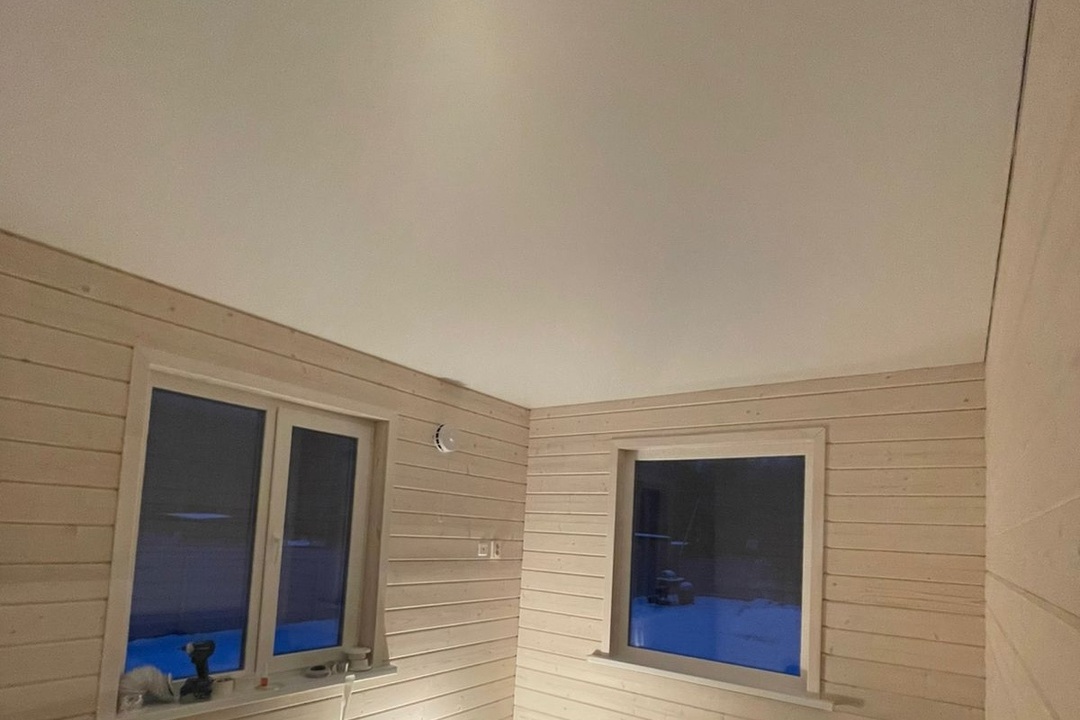 Матовые белые потолки в коттедж