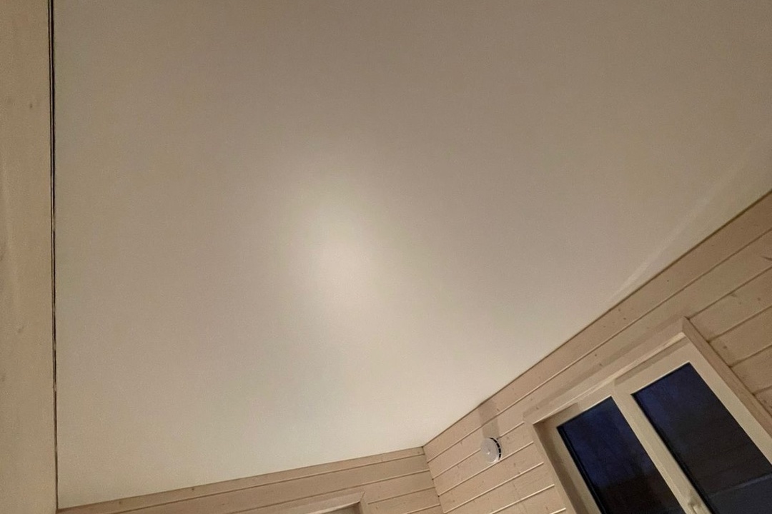 Матовые белые потолки в коттедж