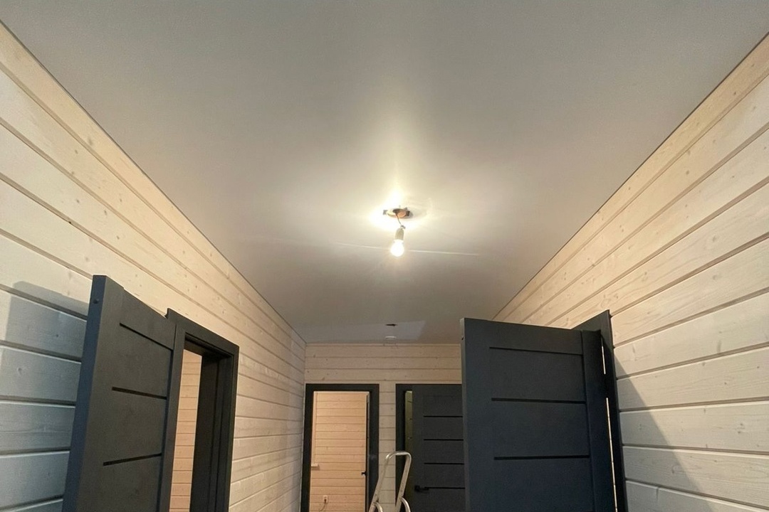 Матовые белые потолки в коттедж