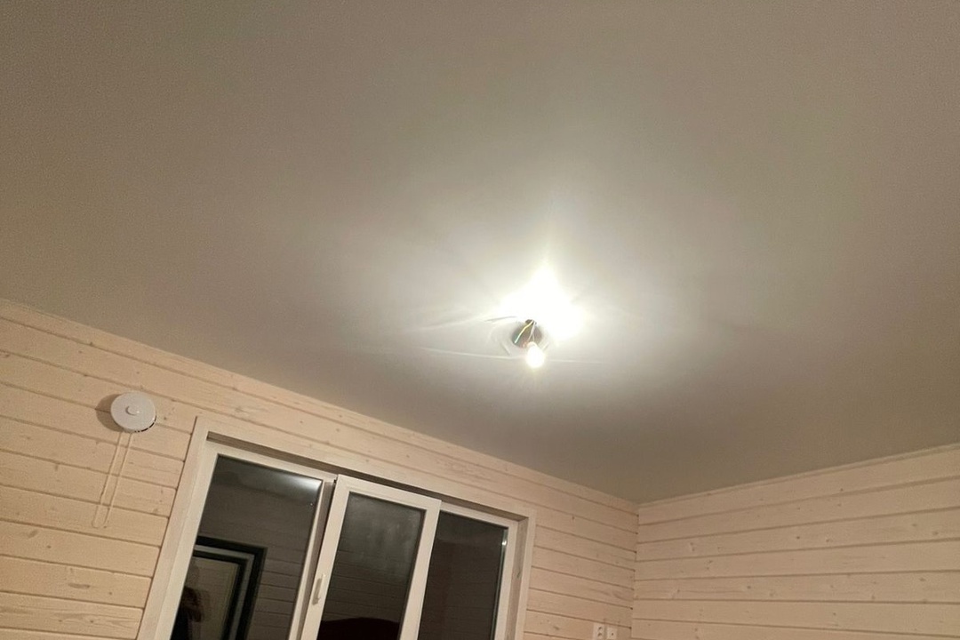 Матовые белые потолки в коттедж