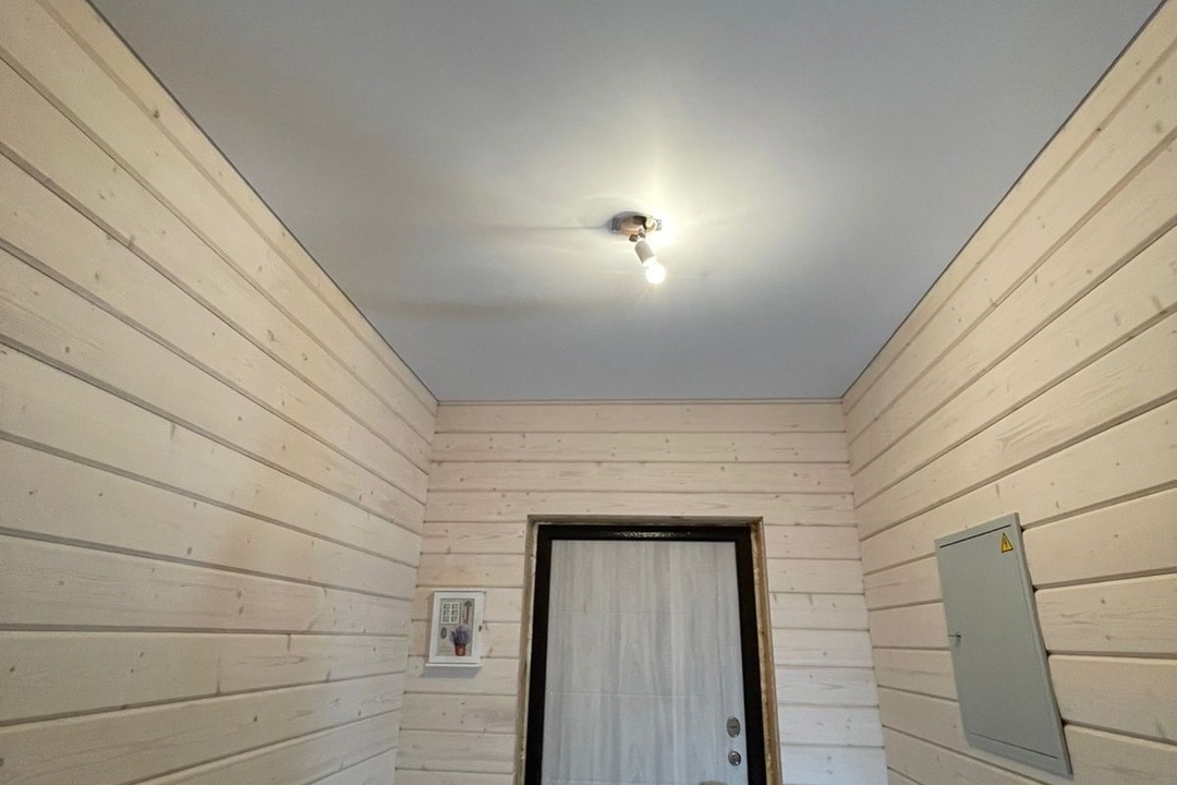 Матовые белые потолки в коттедж