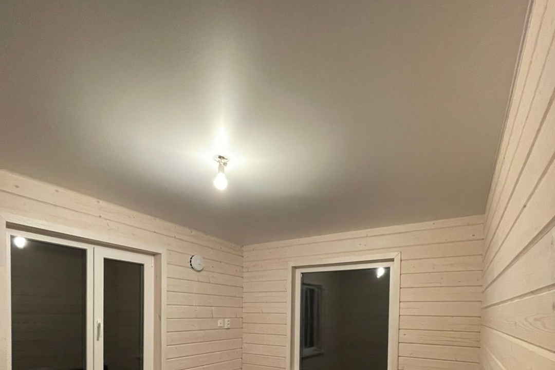 Матовые белые потолки в коттедж