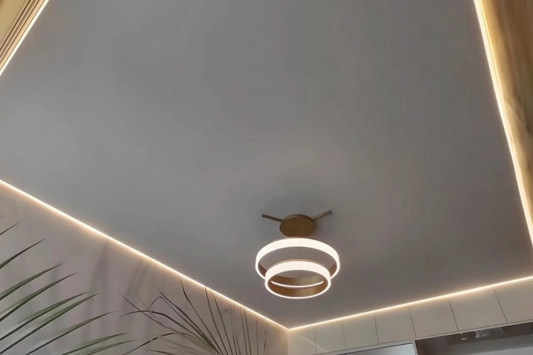 Парящий потолок со встроенным карнизом