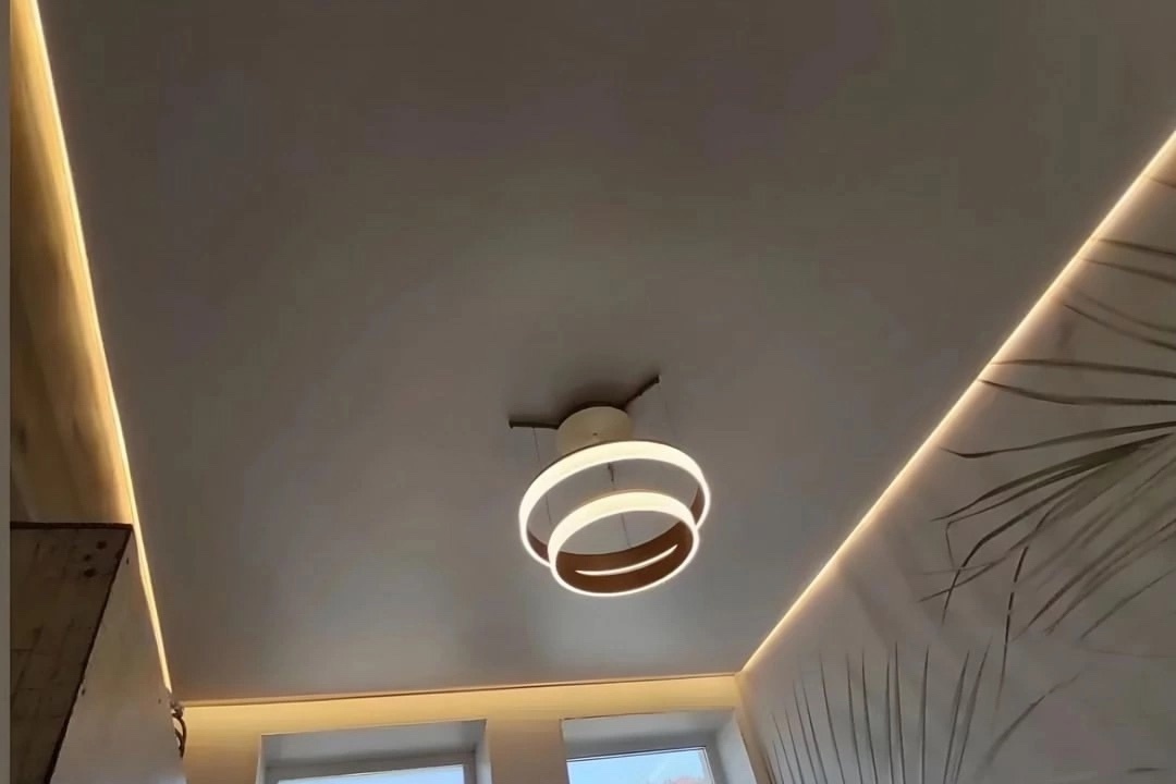 Парящий потолок со встроенным карнизом