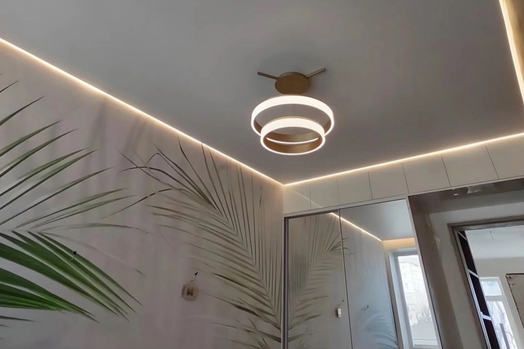 Парящий потолок со встроенным карнизом