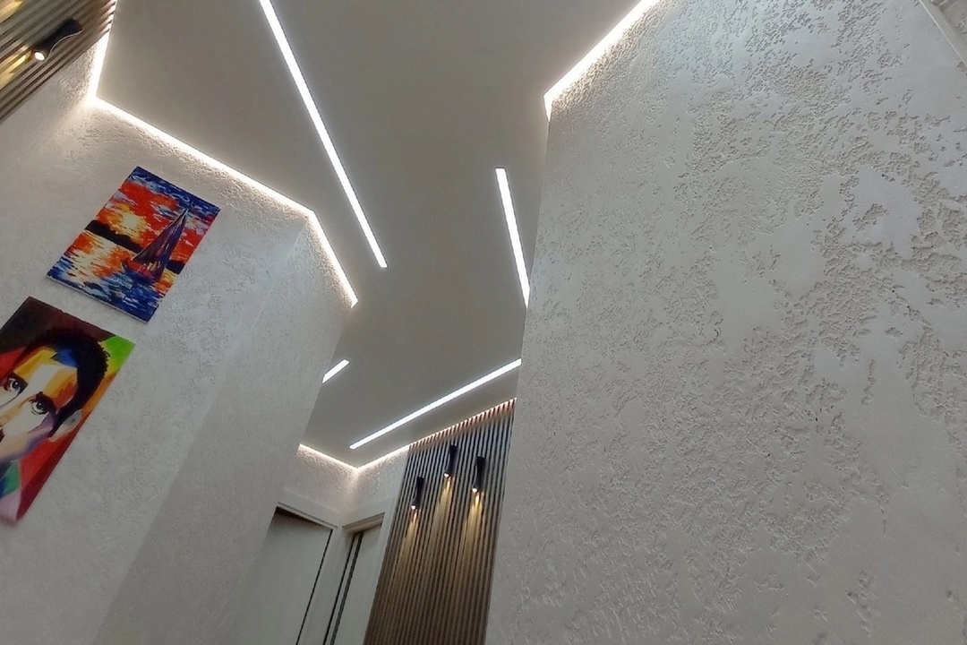 Парящий потолок со световыми линиями в коридор