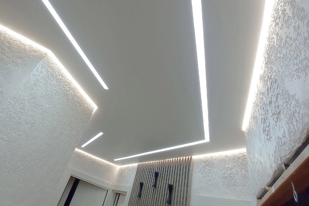 Парящий потолок со световыми линиями в коридор