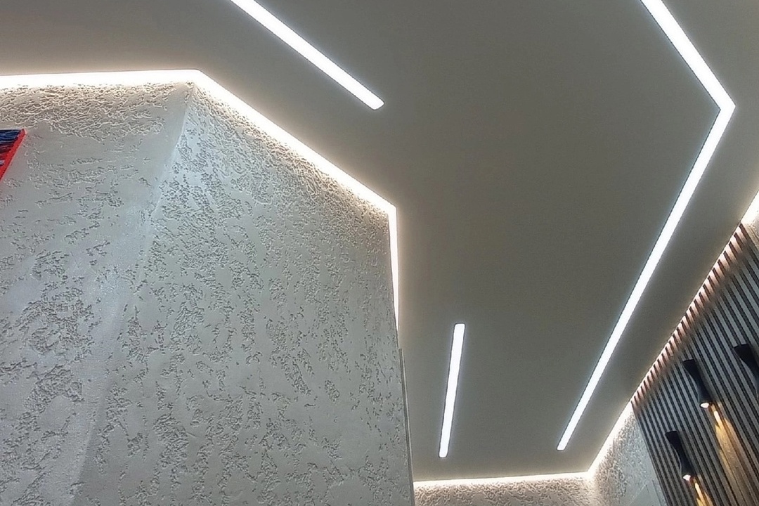 Парящий потолок со световыми линиями в коридор