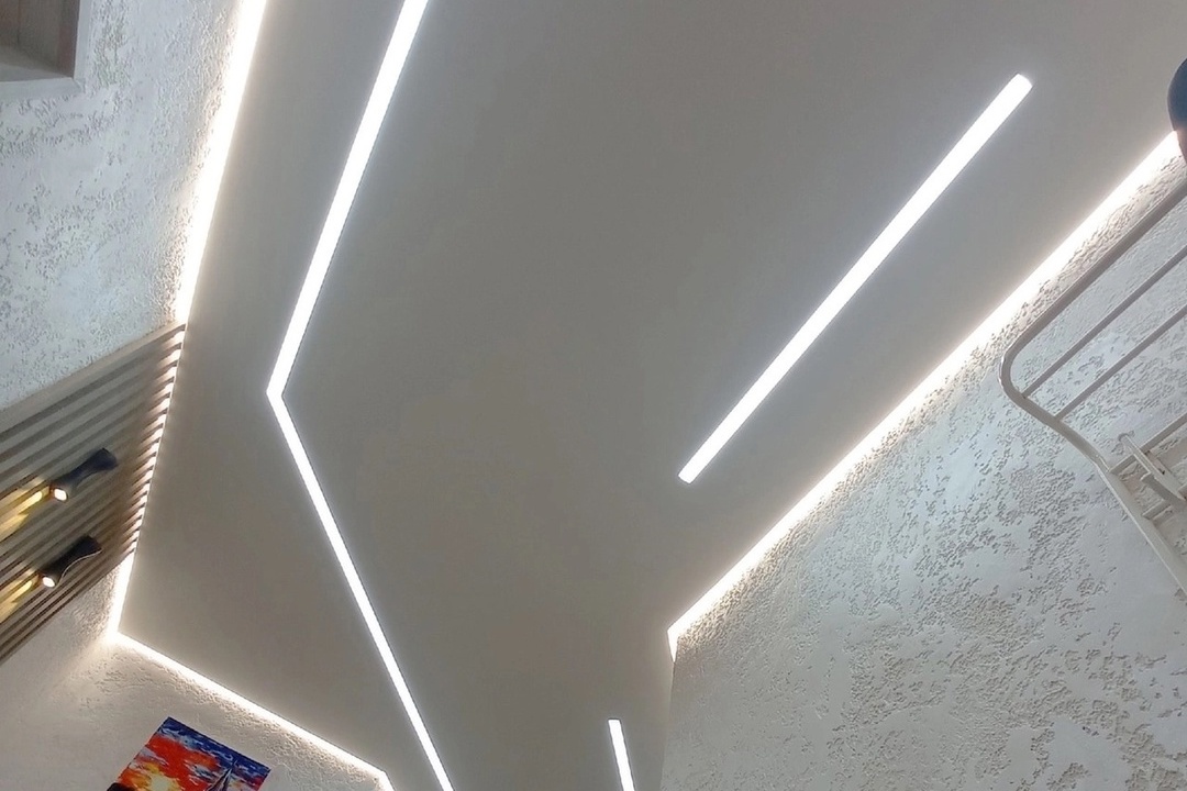 Парящий потолок со световыми линиями в коридор