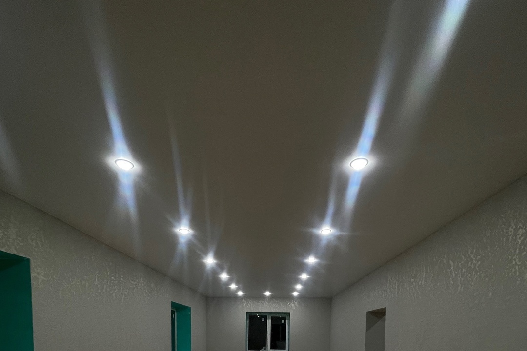 Белые матовые потолки в коттедж