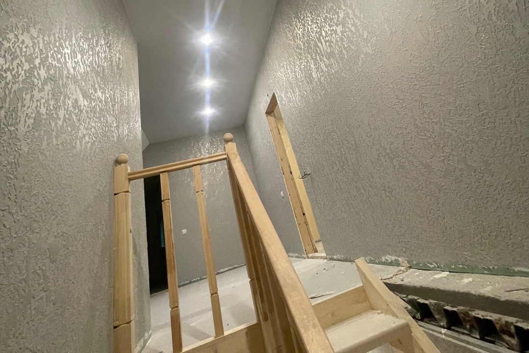 Белые матовые потолки в коттедж