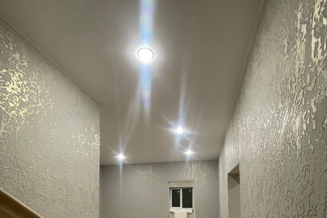 Белые матовые потолки в коттедж