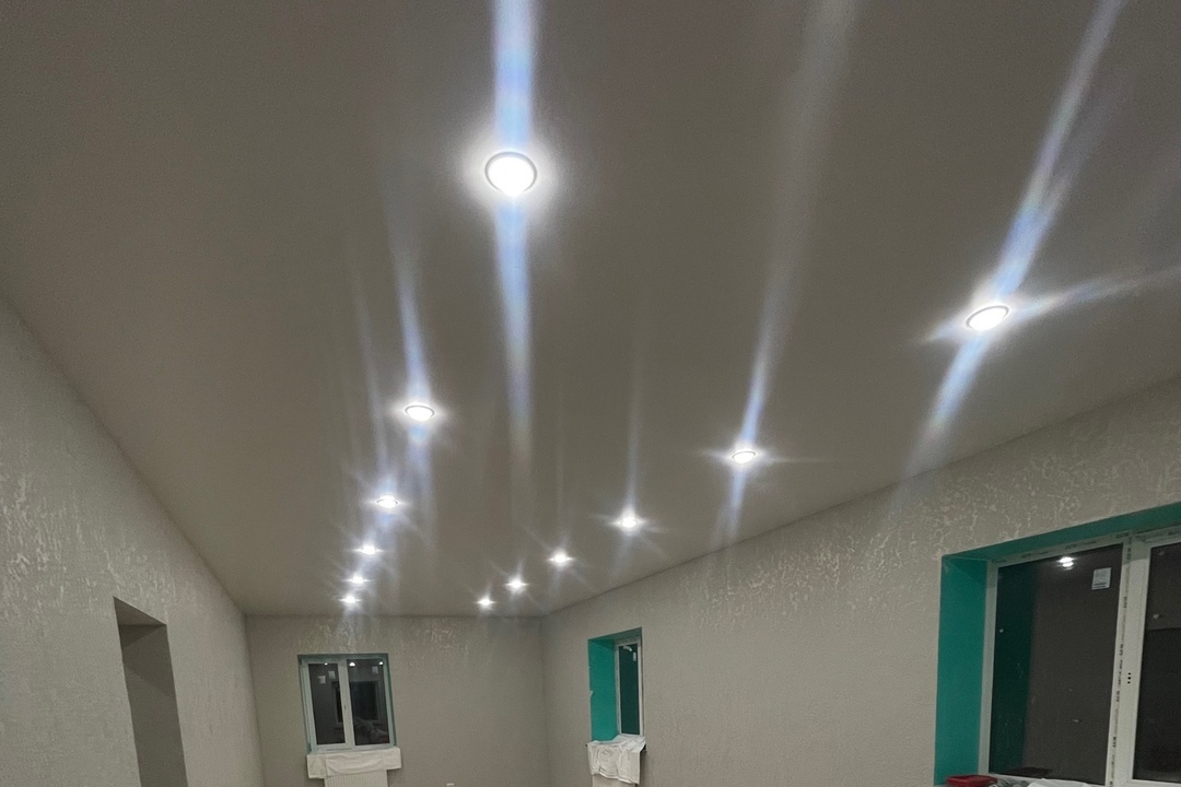 Белые матовые потолки в коттедж