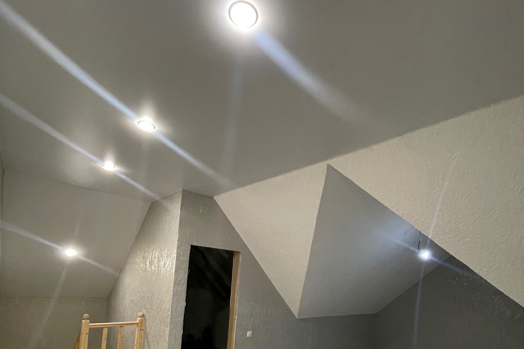 Белые матовые потолки в коттедж