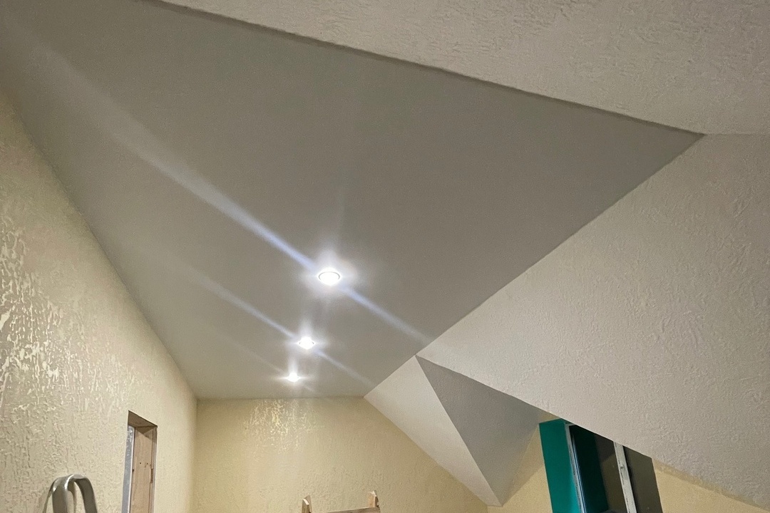 Белые матовые потолки в коттедж