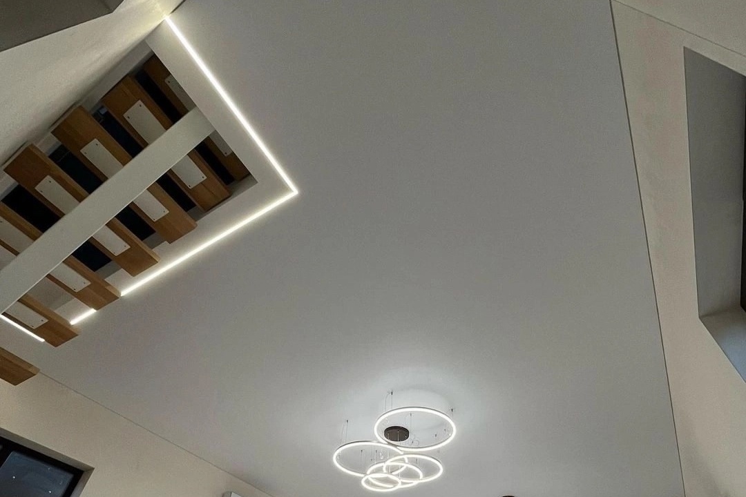 Матовый белый потолок с подсветкой