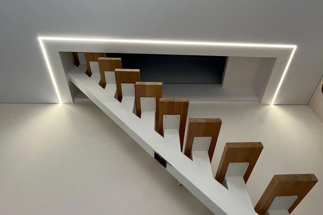 Матовый белый потолок с подсветкой