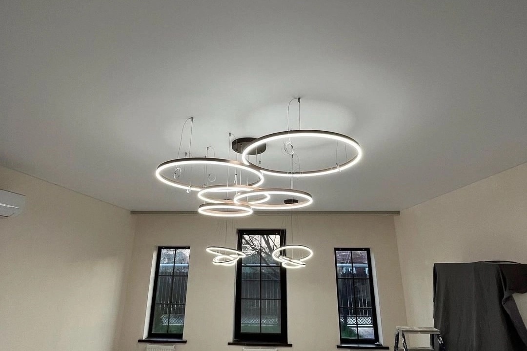 Матовый белый потолок с подсветкой