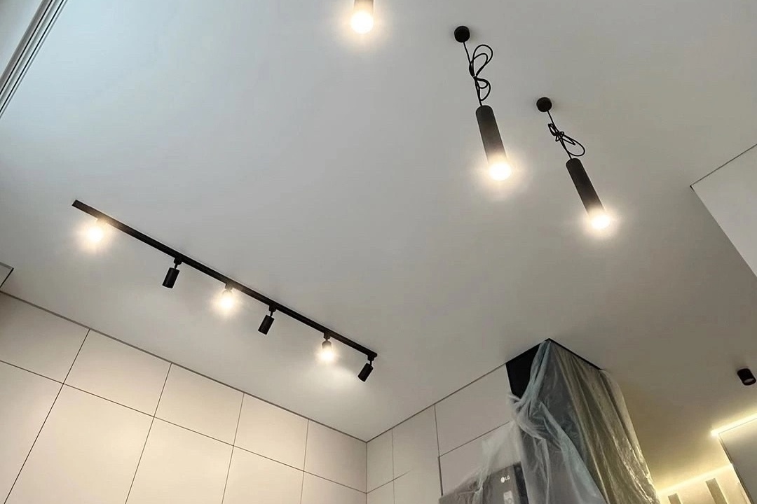 Трековая система и встроенный карниз на кухню