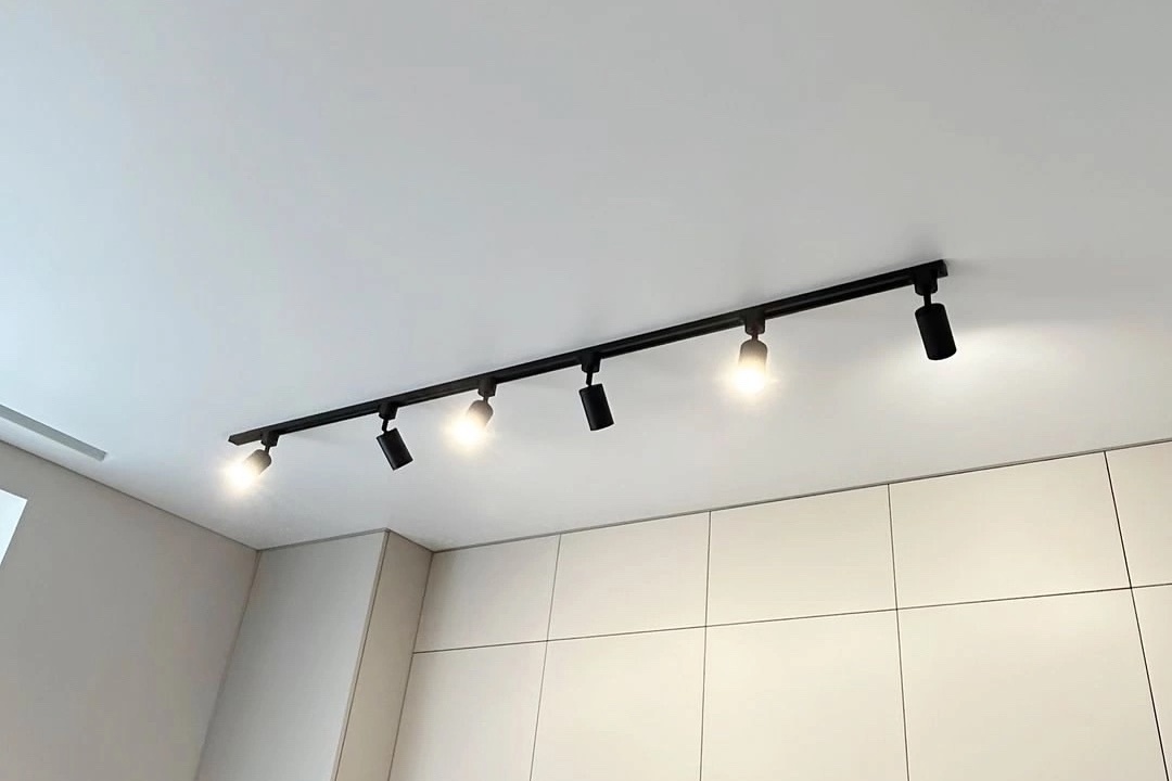 Трековая система и встроенный карниз на кухню