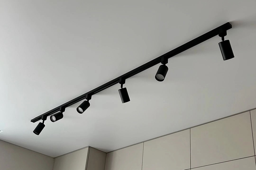 Трековая система и встроенный карниз на кухню